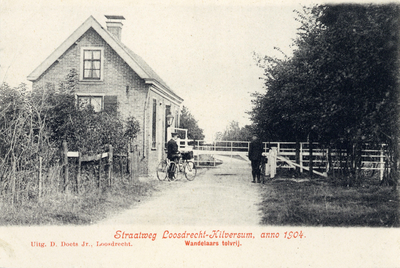 13473 Gezicht in de Loosdrechtseweg met tolhuis te Nieuw-Loosdrecht (gemeente Loosdrecht) uit het zuidwesten. N.B. De ...